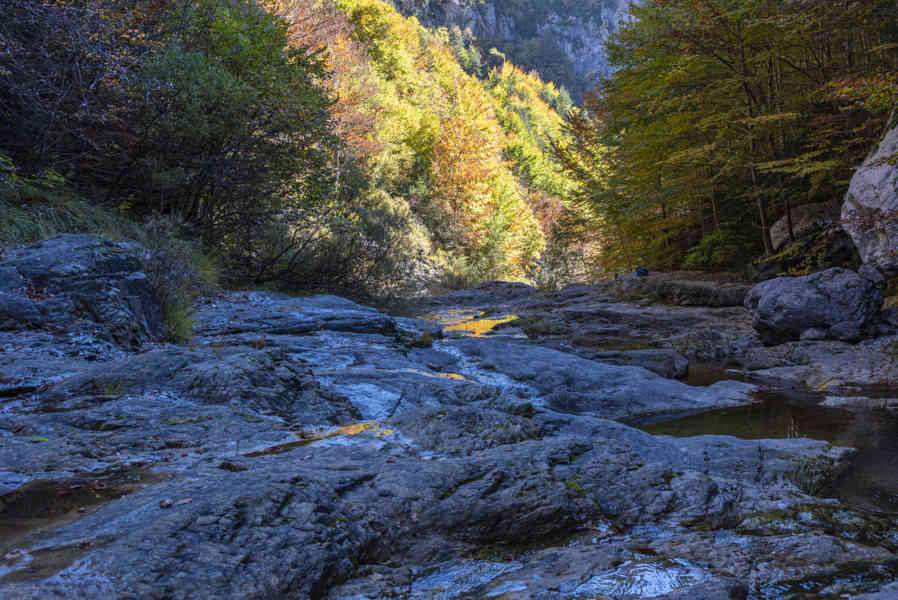 Huesca - parque nacional de Ordesa y Monte Perdido - valle de Escuaín 26 - garganta de Escuaín - Surgencia del rio Yaga.jpg